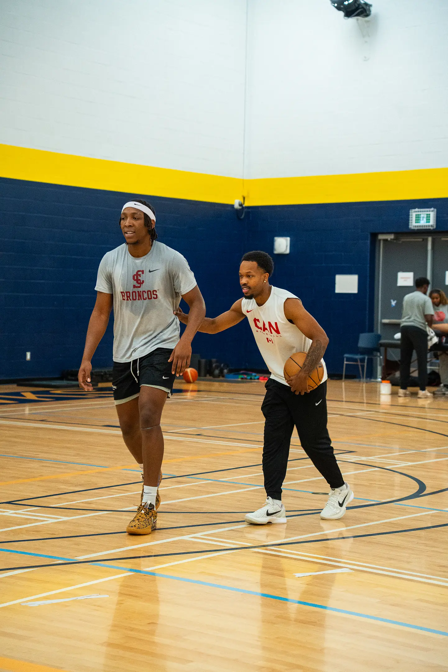 Jaiden working a live one-on-one read with an athlete in the gym